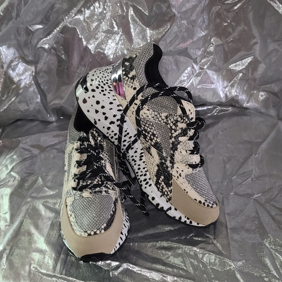 Steve Madden Clift Sneaker - Picture 5 of 6